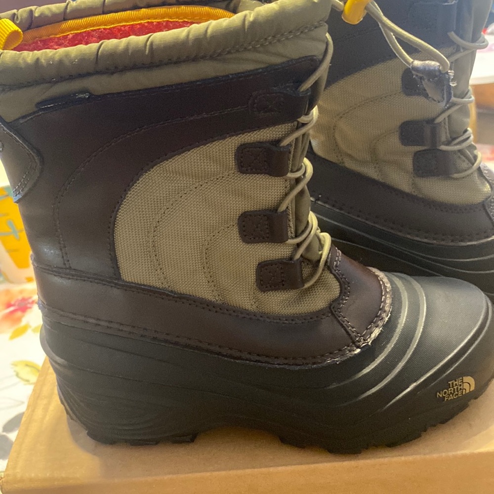 Alpenglow IV lace boot boys North Face size 4 youth